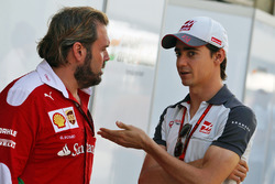 Esteban Gutierrez, Haas F1 Team avec Gino Rosato, Ferrari