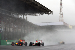 Max Verstappen, Red Bull Racing RB12 en Esteban Gutierrez, Haas F1 Team VF-16