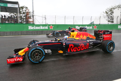 Daniel Ricciardo, Red Bull Racing RB12 y Carlos Sainz Jr., Scuderia Toro Rosso STR11