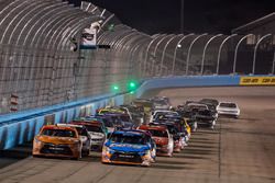 Restart: Kyle Busch, Joe Gibbs Racing Toyota, Daniel Suarez, Joe Gibbs Racing Toyota lead