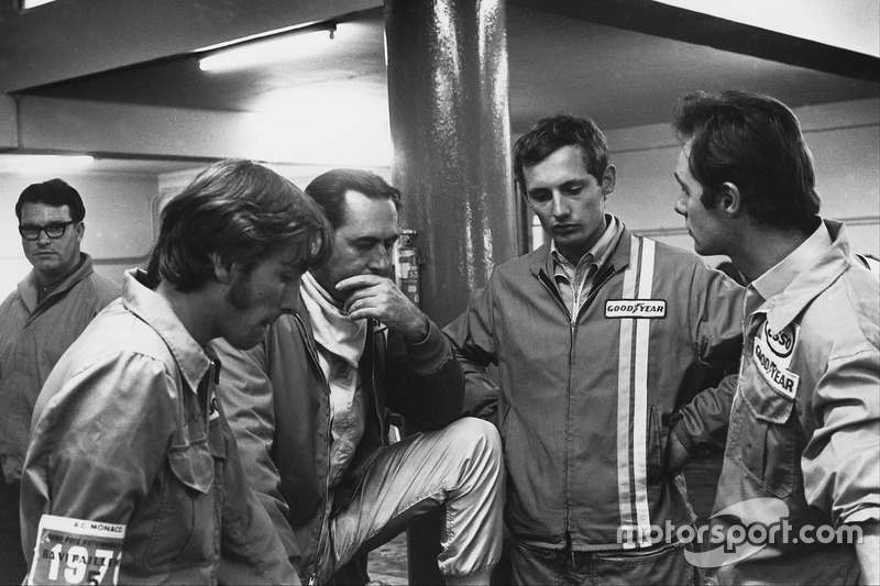 Jack Brabham, Brabham BT33 Ford, chats with a young Ron Dennis in the pits