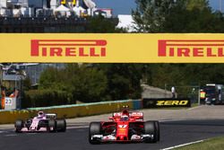 Kimi Raikkonen, Ferrari SF70H, Sergio Pérez, Sahara Force India F1 VJM10