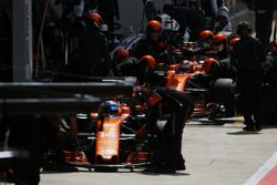 Fernando Alonso, McLaren MCL32, Stoffel Vandoorne, McLaren MCL32, en pits