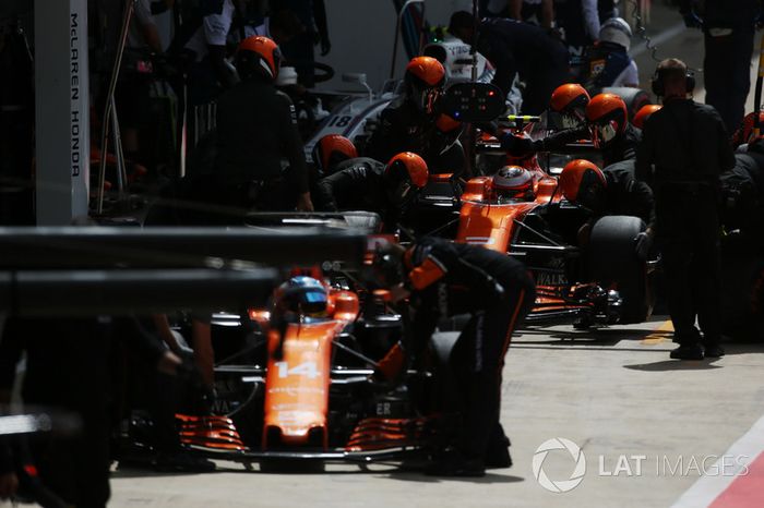 Fernando Alonso, McLaren MCL32, Stoffel Vandoorne, McLaren MCL32, en pits