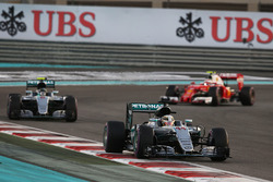 Lewis Hamilton, Mercedes AMG F1 W07 Hybrid vor Nico Rosberg, Mercedes AMG F1 W07 Hybrid