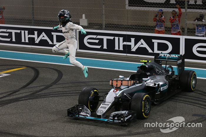 Il secondo classificato Nico Rosberg, Mercedes AMG F1 W07 Hybrid festeggia il suo Titolo Mondiale alla fine della gara