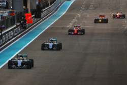 Льюїс Хемілтон, Mercedes AMG F1 W07 Hybrid випереджає Ніко Росберга, Mercedes AMG F1 W07 Hybrid