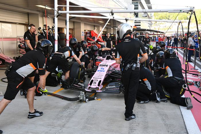 Sahara Force India práctica de parada en box de los mecánicos