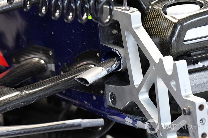 Coche chocado de Carlos Sainz Jr., Scuderia Toro Rosso STR12 en el garaje