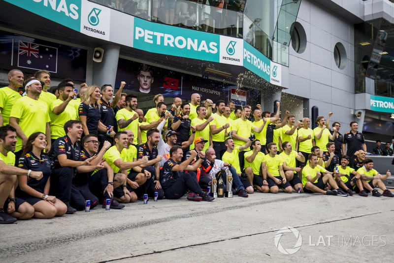 Max Verstappen, Red Bull Racing, race winner, Third place Daniel Ricciardo, Red Bull Racing, Christian Horner, Team Principal, Red Bull Racing, Helmut Markko, Consultant, Red Bull Racing, the Red Bull team celebrate