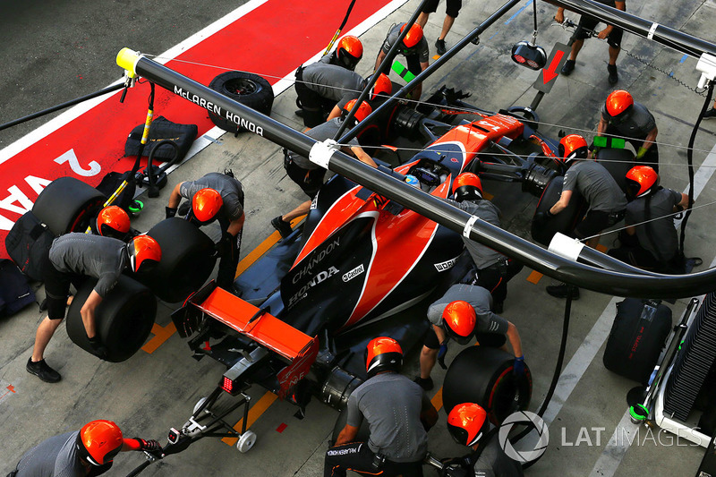 Fernando Alonso, McLaren MCL32, practices a pitstop