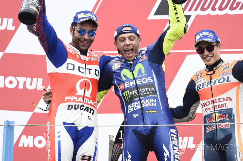 Podio: segundo lugar Danilo Petrucci, Pramac Racing, ganador de la carrera Valentino Rossi, Yamaha Factory Racing, tercer lugar Marc Márquez, del equipo Repsol Honda