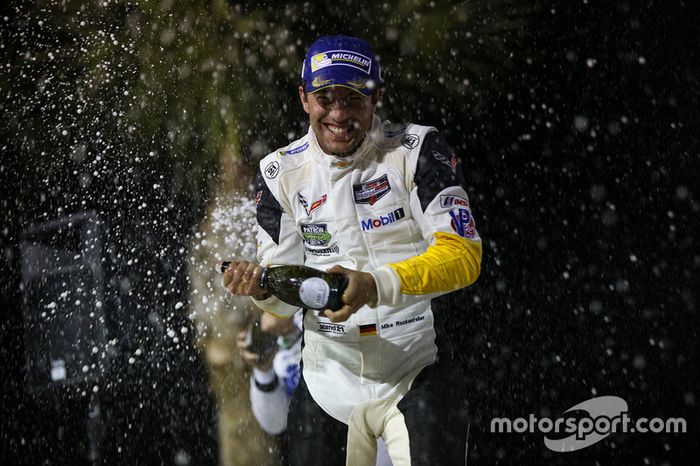 GTLM Podio: gandor Mike Rockenfeller, Corvette Racing celebra con champagne