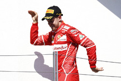 Podium: racewinnaar Sebastian Vettel viert zijn overwinning op het podium