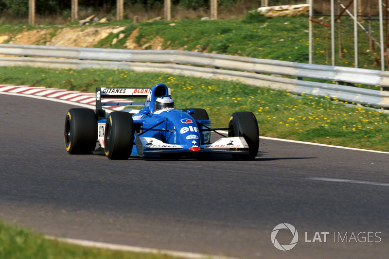 Michael Schumacher test de Ligier JS39B Renault om de  Renault V10 motor te evalueren