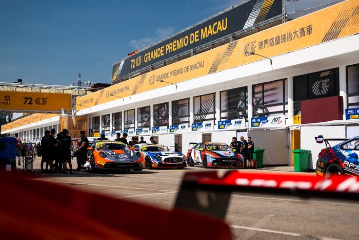 Atmosphere in the pitlane