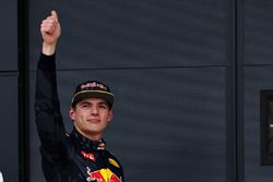 Max Verstappen, Red Bull Racing RB12 celebran su tercer lugar después de la clasificación
