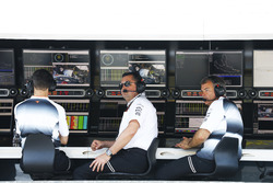 Eric Boullier, Director de carreras de McLaren y David Redding, director del equipo McLaren, en la p