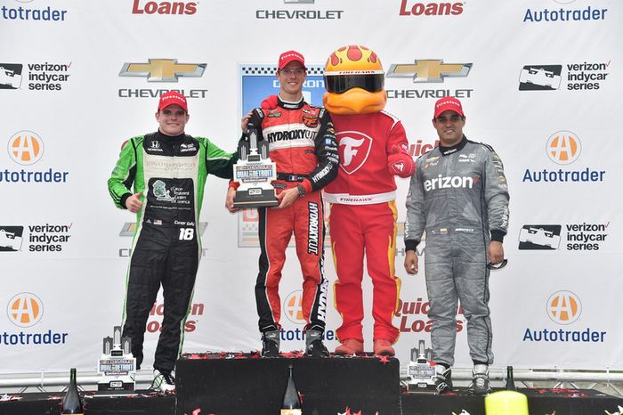 Podio: ganador de la carrera Sébastien Bourdais, KV Racing Technology Chevrolet, segundo lugar Conor Daly, Dale Coyne Racing Honda, y el tercer lugar Juan Pablo Montoya, Team Penske Chevrolet