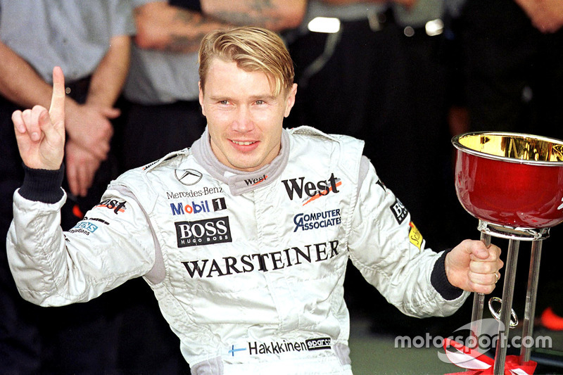 Mika Häkkinen, McLaren feiert seinen Sieg in der WM