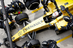 Kevin Magnussen, Renault Sport F1 Team RE16 pitstop