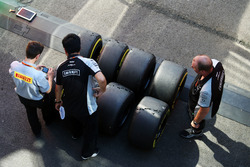 Pirelli tyre technician with Sahara Force India F1 Team mechanics