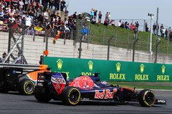 Pascal Wehrlein, con el Manor Racing MRT05 y Max Verstappen, con el STR11 de la Scuderia Toro Rosso