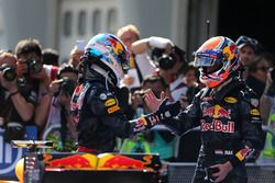 Le deuxième, Max Verstappen, Red Bull Racing et le vainqueur Daniel Ricciardo, Red Bull Racing