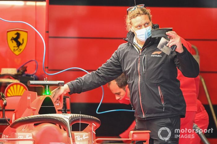 Una miembro de FOM en el garaje de Ferrari