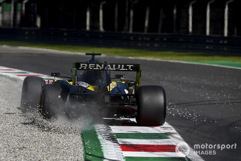 Daniel Ricciardo, Renault F1 Team R.S.20, passa sulla ghiaia