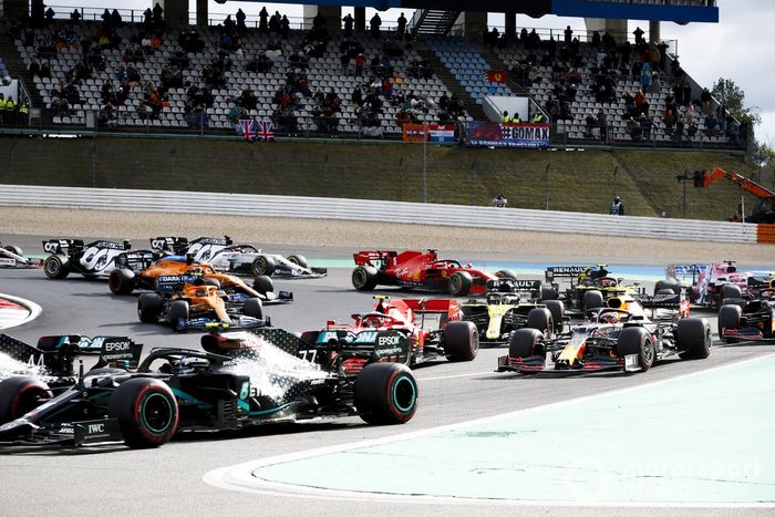 Lewis Hamilton, Mercedes F1 W11, Valtteri Bottas, Mercedes F1 W11, al inicio