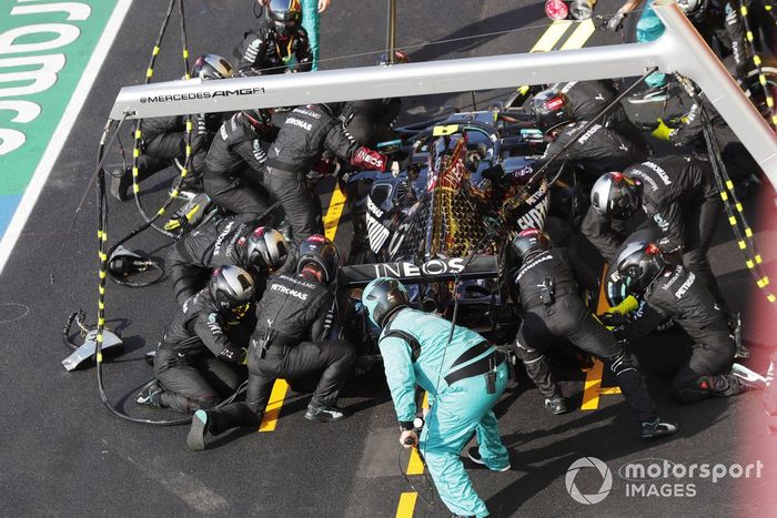 Valtteri Bottas, Mercedes F1 W11, pit stop