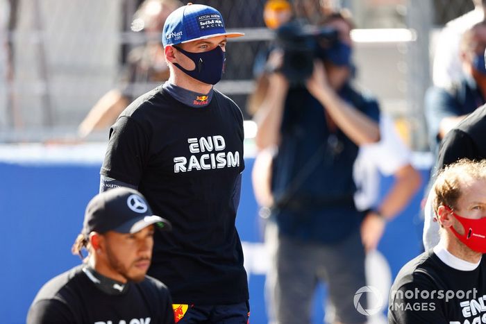 Lewis Hamilton, Mercedes-AMG F1, Max Verstappen, Red Bull Racing, Sebastian Vettel, Ferrari, en la parrilla en apoyo de la campaña para el fin del racismo