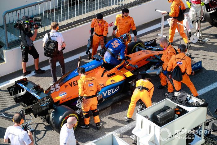 Carlos Sainz Jr., McLaren MCL35, en pits