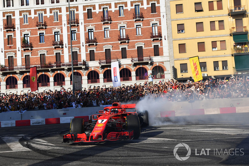Kimi Raikkonen, Ferrari, esegue un burn out