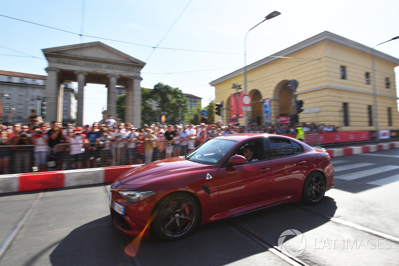 Гонщик Alfa Romeo Sauber F1 Team Шарль Леклер за рулем Alfa Romeo Giulia Quadrifoglio