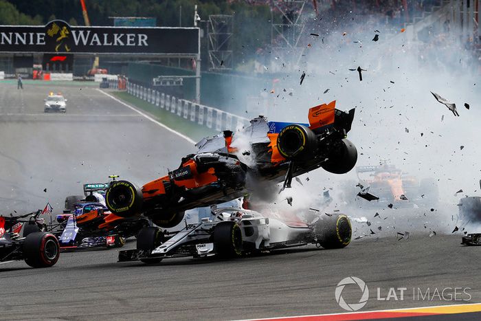 Fernando Alonso, McLaren MCL33, vuela sobre Charles Leclerc, Sauber C37, despues del contacto de Nico Hulkenberg, Renault Sport F1 Team R.S. 18, en la salida