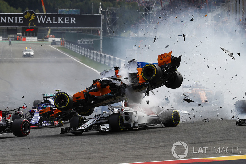 Fernando Alonso, McLaren MCL33, vuela sobre Charles Leclerc, Sauber C37, despues del contacto de Nico Hulkenberg, Renault Sport F1 Team R.S. 18, en la salida