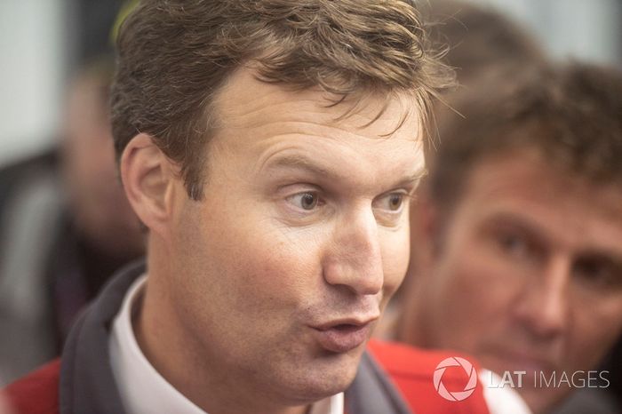 Stuart Pringle, director ejecutivo de Silverstone, dando explicaciones