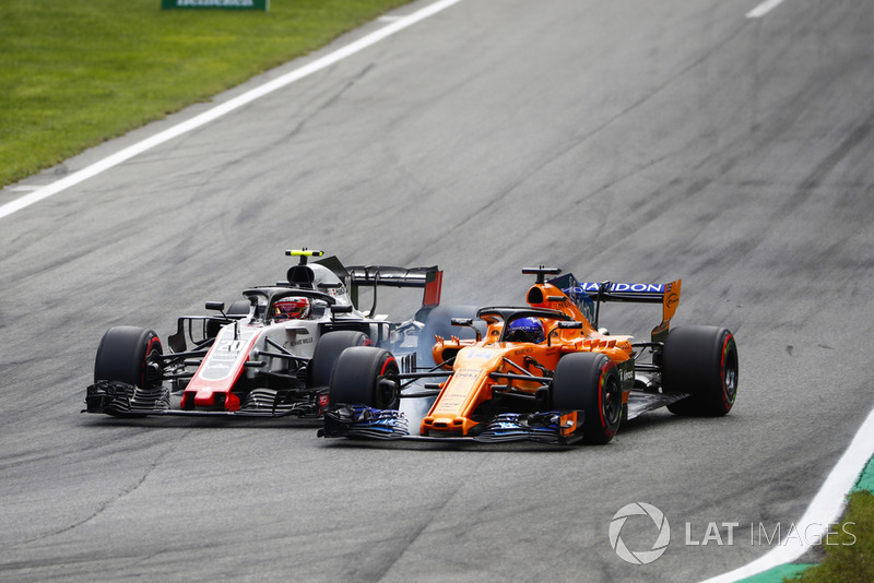 Kevin Magnussen, Haas F1 Team VF-18, y Fernando Alonso, McLaren MCL33, batallan en Monza