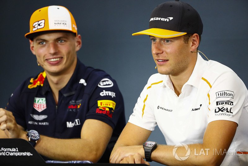 Stoffel Vandoorne, McLaren, y Max Verstappen, Red Bull Racing
