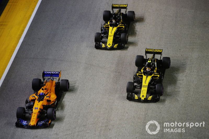 Fernando Alonso, McLaren MCL33, memimpin Carlos Sainz Jr., Renault Sport F1 Team R.S. 18, dan Nico Hulkenberg, Renault Sport F1 Team R.S. 18