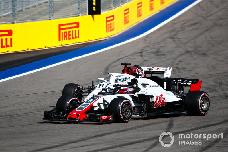 Romain Grosjean, Haas F1 Team VF-18, battles with Marcus Ericsson, Sauber C37