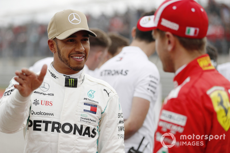 Lewis Hamilton, Mercedes AMG F1, habla con Sebastian Vettel, Ferrari, después de ganar su Pole Position