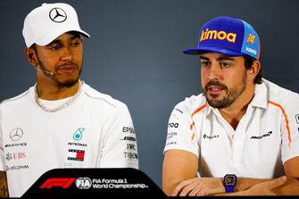 Fernando Alonso, McLaren, en Lewis Hamilton, Mercedes AMG F1