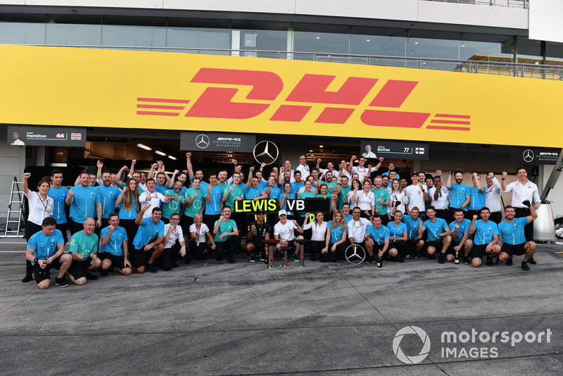 Lewis Hamilton, Mercedes AMG F1 e Valtteri Bottas, Mercedes AMG F1, festeggiano con il team