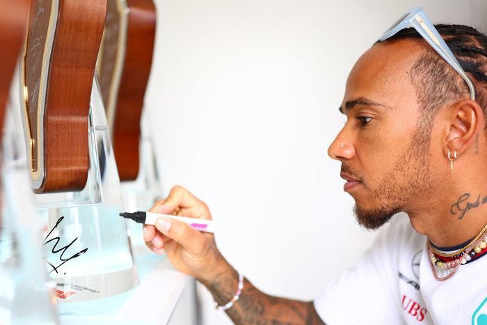 Lewis Hamilton, Mercedes, trofeos de Imola para la caridad