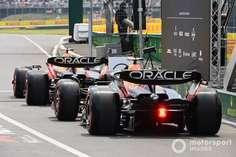 Max Verstappen, Red Bull Racing RB19, Sergio Perez, Red Bull Racing RB19, fuori dai box