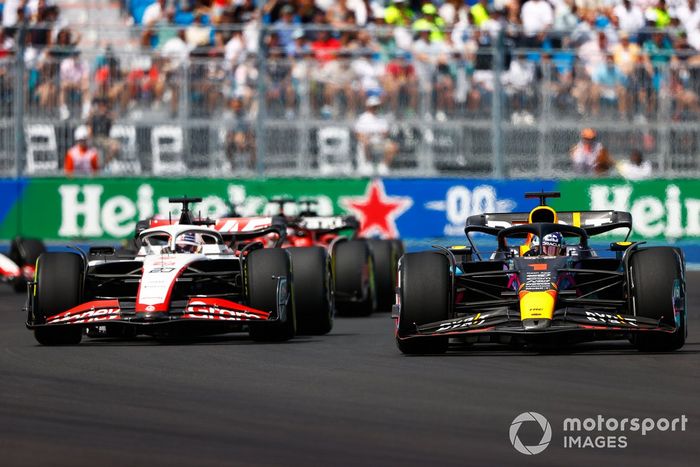Max Verstappen, Red Bull Racing RB19, lucha con Kevin Magnussen, Haas VF-23