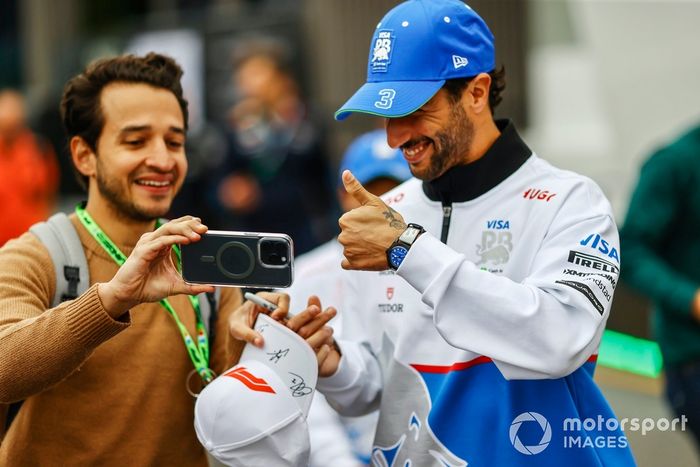 Daniel Ricciardo, Visa Cash App RB F1 Team, se toma un selfie con un aficionado 